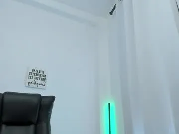 LacyPink – webcam model profile photo Image 2