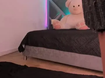 karlenegries – webcam model profile photo Image 2