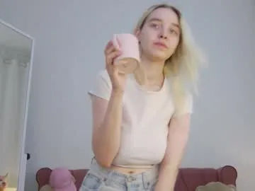 shiny_lily – webcam model profile photo Image 5