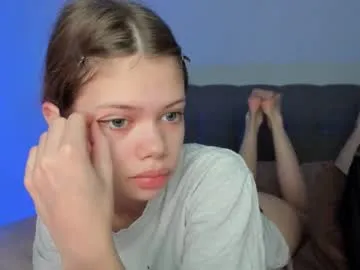 avechloe – webcam model profile photo Image 3