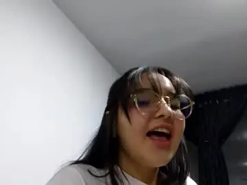 sweetyoops – webcam model profile photo Image 4