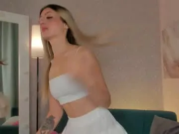 milavalentinax – webcam model profile photo Image 2