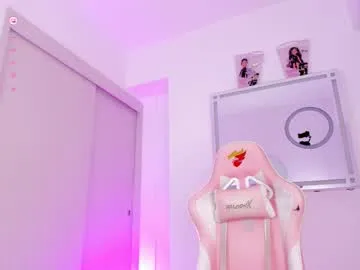 karlenegries – webcam model profile photo Image 3