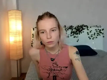 lunaa_11 – webcam model profile photo Image 3