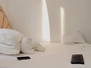 party_4_u – webcam model profile photo Image 4