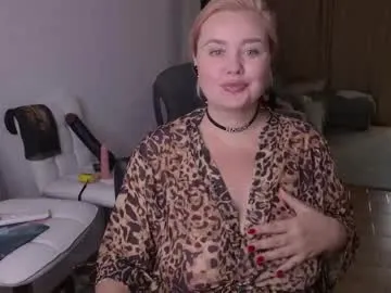 sweetyoops – webcam model profile photo Image 2