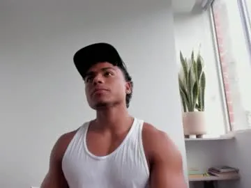 luckaisha – webcam model profile photo Image 2